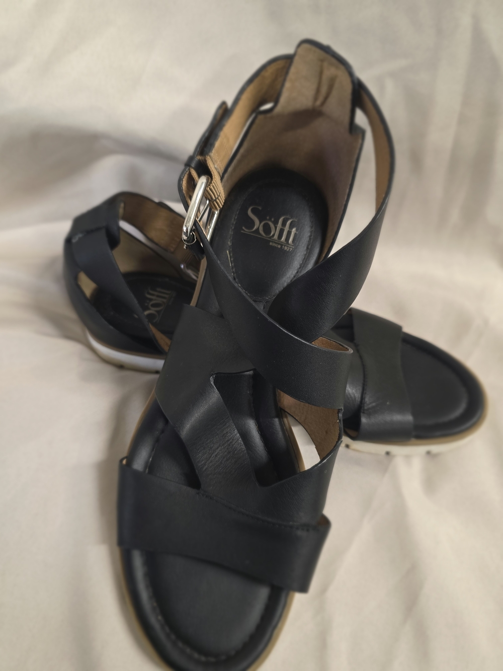 Sofft Womenโs Black Leather Strappy Flat Sandals Ankle Strap Buckle US 9.5 M